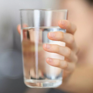 Почему нельзя пить воду сразу после еды: вы удивитесь