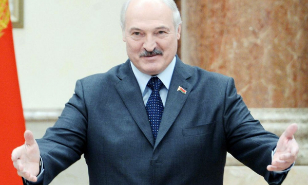 Лукашенко призвал выпускников беречь суверенитет, а потом зажигательно сплясал. Видео